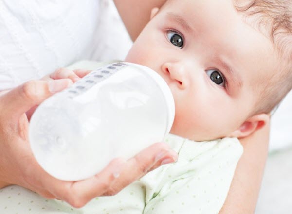 Sữa cho trẻ sơ sinh chứa nhiều dưỡng chất thiết yếu