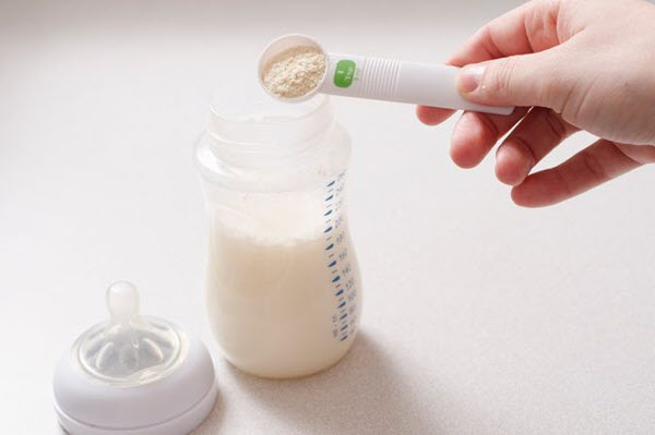 Chọn sữa cho bé sơ sinh có giá thành hợp lý