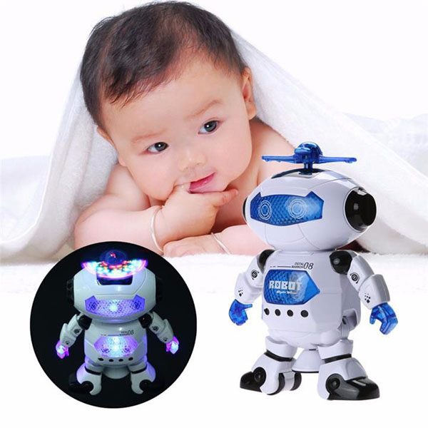 Một chú robot đồ chơi đang di chuyển trước mặt một bé trai gây nên sự thích thú cho bé