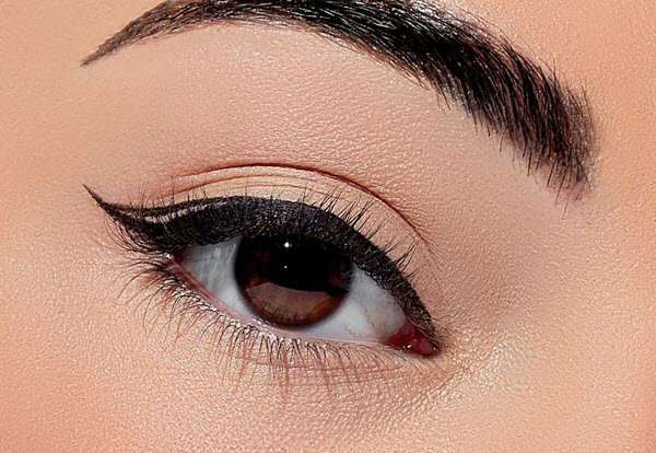 Màu sắc của bút kẻ mắt eyeliner nên phù hợp với phong cách người dùng