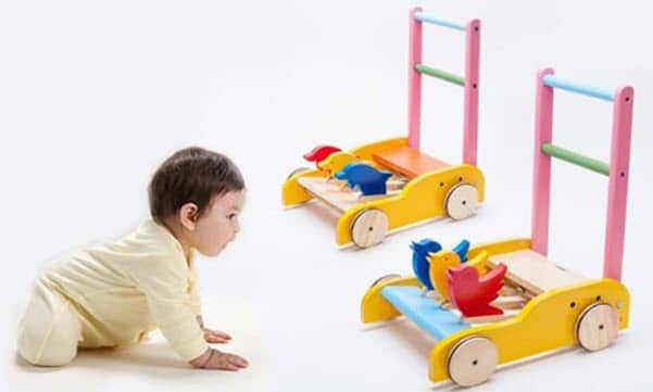 Xe tập đi bằng gỗ là gì? Thời điểm nào là thích hợp nhất cho bé con sử dụng xe tập đi con gà bằng gỗ?