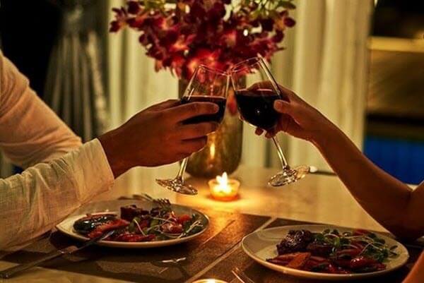 Một buổi tối lãng mạn sẽ là món quà kỷ niệm ngày cưới tuyệt vời nhất