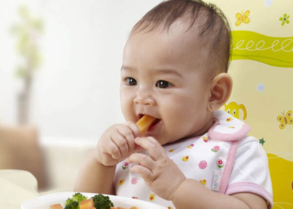 Bên cạnh việc bổ sung nguồn dinh dưỡng thì bánh ăn dặm giúp bé rèn luyện kỹ năng cầm, nắm nhai