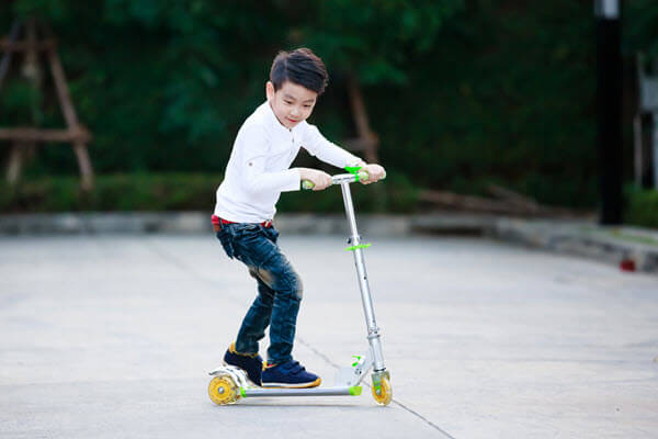 Xe trượt scooter cho bé rất an toàn và đơn giản trong cách sử dụng