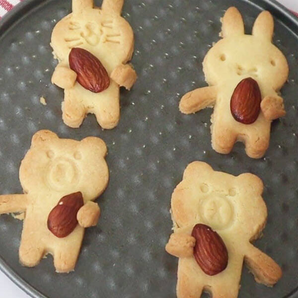 Bánh quy hạnh tự tạo hình thỏ và gấu