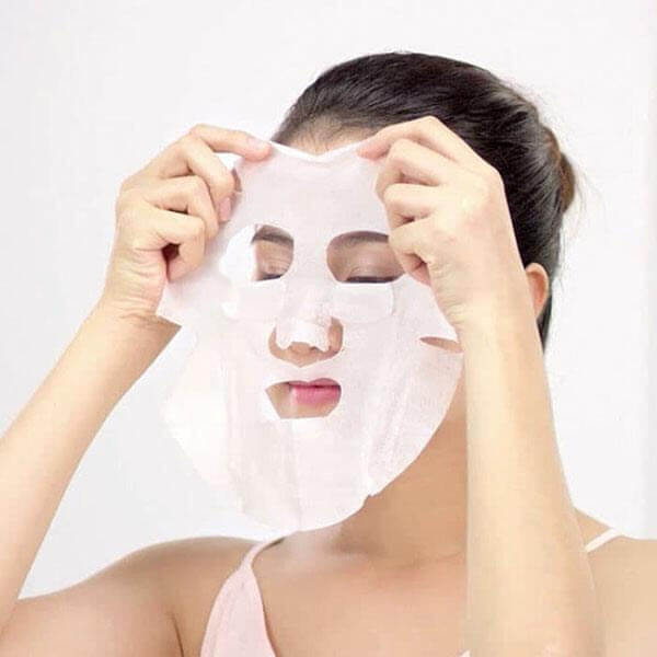 Mặt nạ Melano CC có công dụng cấp ẩm giúp da mịn màng và căng bóng