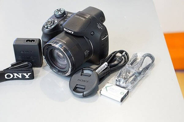 Máy ảnh Sony DSC H400 có thiết kế nhỏ gọn