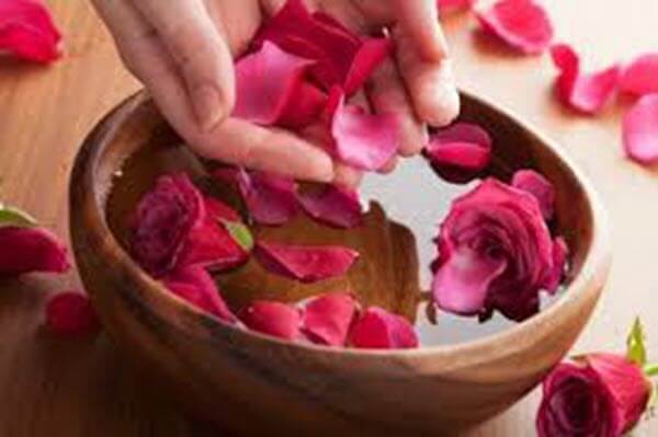 Rửa mặt với nước hoa hồng giúp da bạn vừa trắng vừa thơm ngát