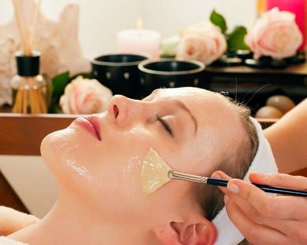 Đắp mặt nạ sẽ hỗ trợ quá trình hấp thụ và thẩm thấu của da, từ đó xóa nếp nhăn