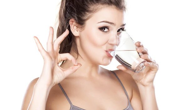 Uống nhiều nước hàng ngày để giữ cho làn da của bạn mịn màng tự nhiên
