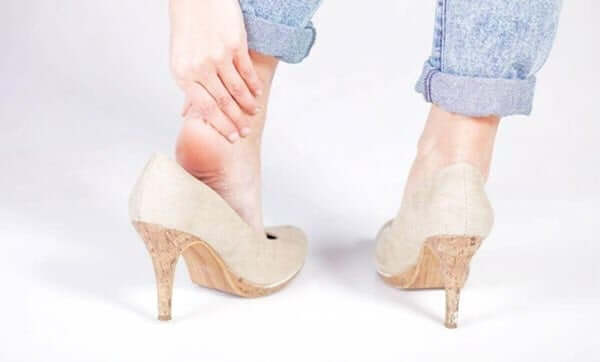Một trong những nguyên nhân khiến nhiều bạn gái gặp vấn đề với giày cao gót là do chất liệu giày cứng