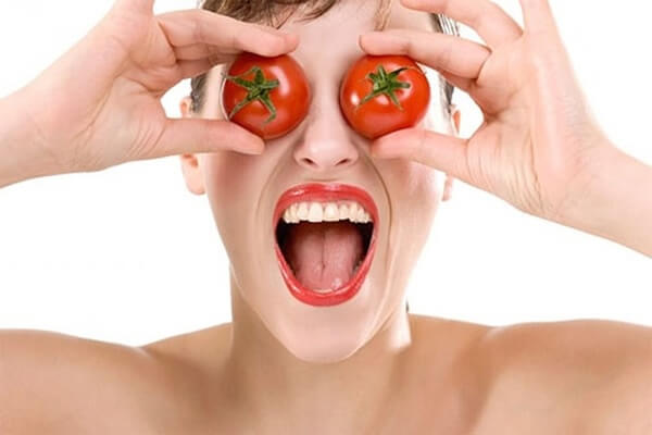 Cà chua chứa nhiều vitamin, đặc biệt là vitamin C, hỗ trợ điều trị quầng thâm mắt